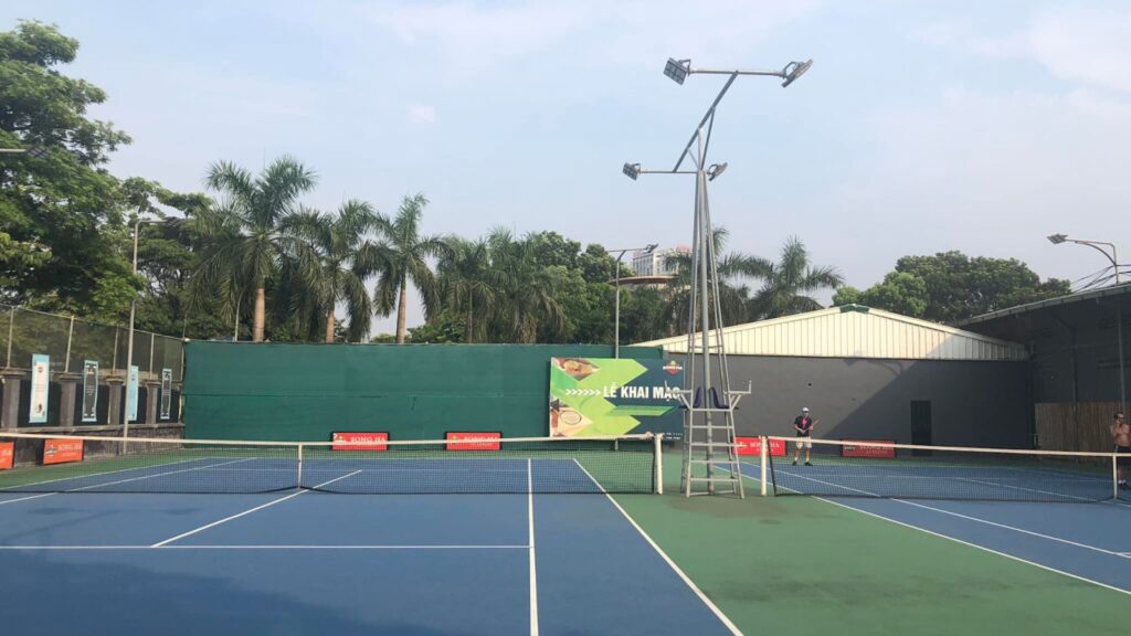 sân tennis đạt chuẩn